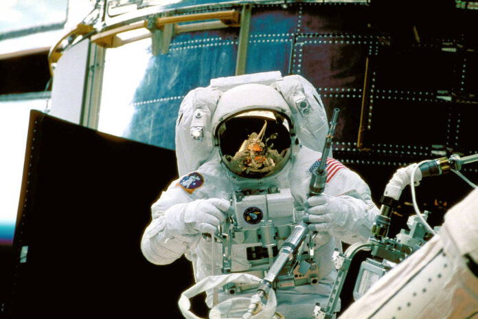 Astronauta Steve Smith podczas STS-82 w 1997 roku