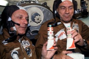 Thomas P. Stafford i Donald Slayton podczas misji Apollo-Soyuz pokazują tubki z barszczem.