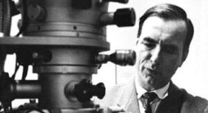Ernst Ruska i fragment kolumny mikroskopu elektronowego