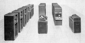 IBM 650. Od lewej do prawej: cztery jednostki pamięci taśmowej typu 727, jednostka sterująca typu 652 (z tyłu), maszyna księgowa typu 407 (na pierwszym planie), jednostka pamięci masowej typu 653 (z tyłu), jednostka konsoli typu 650 (na pierwszym planie), jednostka zasilająca typu 655 (z tyłu) oraz czytnik i dziurkacz kart typu 533