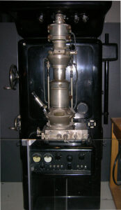 Jeden z wczesnych mikroskopów elektronowych