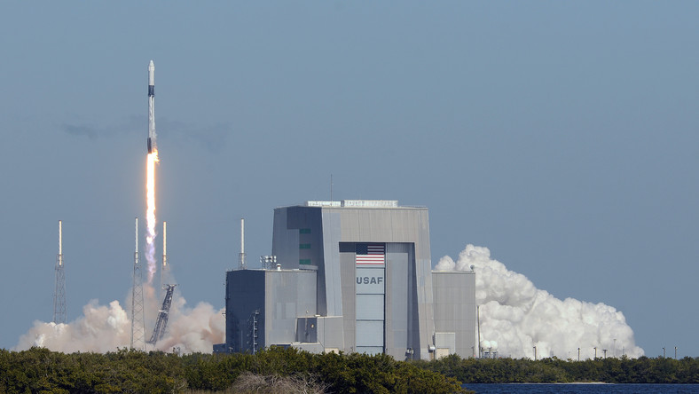 Start rakiety Falcon 9 z kapsułą Dragon v2