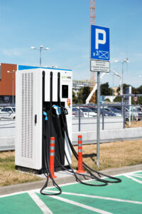 Jedną z najpopularniejszych firm produkujących publiczne stacje ładowania aut elektrycznych jest GreenWay.
