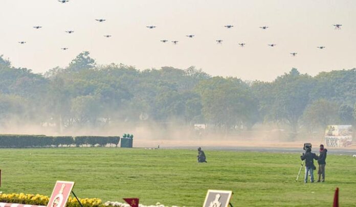 Pokaz zmasowanego ataku roju dronów będącego na wyposażeniu armii indyjskiej